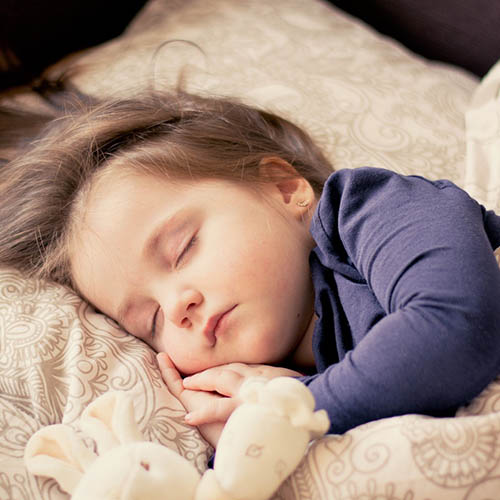  une maman avec son bébé pharmacie du Tilleul